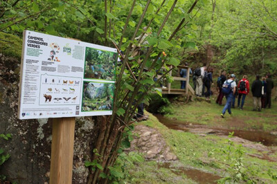 Unos senderistas visitan la Senda del Nansa, en Cantabria, incluida en el proyecto Steps for LIFE y que está señalizada como tal.