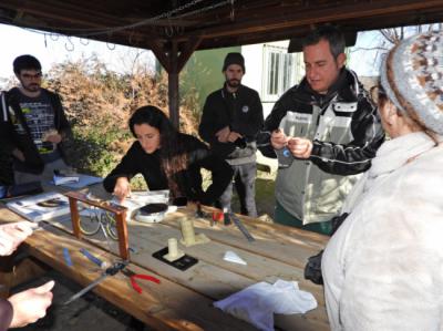 Sesión de trabajo en una jornada invernal en Las Minas, en el momento en el que se está anillando un gorrión moruno (foto: SEO-Monticola).
