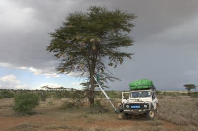 Momento de la instalación de una caja nido en un árbol de la sabana cercana al Centro de Investigación de Mpala (Laikipia, Kenia).