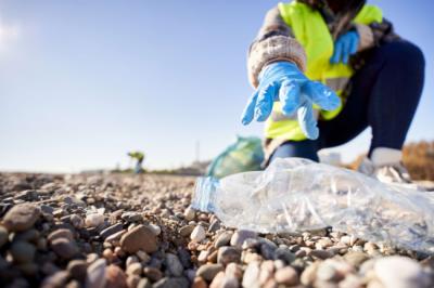 Un estudio señala el valor poco reconocido de las limpiezas de playas hechas por el voluntariado