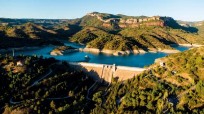 Uno de los objetivos del Reglamento Europeo de Restauración de la Naturaleza es recuperar la conectividad de los ríos. En la foto, embalse de Siurana, en la provincia de Tarragona (foto: Ju / Adobe Stock).