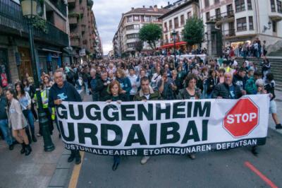 Manifestación en contra del proyecto Guggenheim Urdaibai celebrada en Gernika (Bizkaia) en octubre de 2024. Esta marcha supuso la primera gran muestra social de oposición al proyecto (foto: Hibai Agorria).