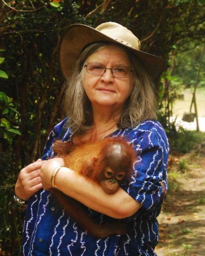Biruté Galdikas con una cría de orangután en los brazos. Foto: Fundación Internacional del Orangután (OFI).