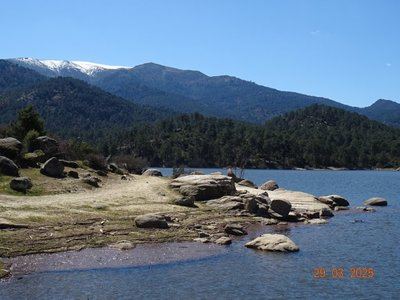 Vista general del Valle de Iruelas (Ávila) desde el embalse del Burguillo en fechas anteriores al incendio que ha sufrido en el verano de 2026 (foto: Jesús Abad).