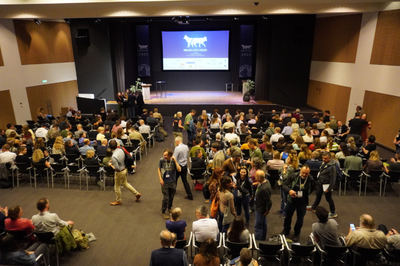 Inauguración del segundo congreso Wolves Across Borders, celebrado a principios de junio de 2025 en los Países Bajos (foto: Wolves Across Borders).