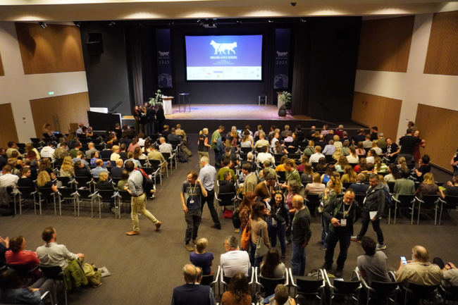 Inauguración del segundo congreso Wolves Across Borders, celebrado a principios de junio de 2025 en los Países Bajos (foto: Wolves Across Borders).