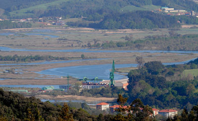 Panorámica de las marismas de Urdaibai, en Bizkaia. Las construcciones e infraestructuras que se ven en primer término son las de Astilleros Murueta, donde se planea construir la sucursal del Museo Guggenheim de Bilbao (foto: Urdaibai Bird Center).