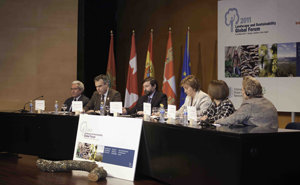 Inauguración del Foro Global “Territorios y Sostenibilidad”. Este acto se celebró el pasado 21 de marzo en la Casa del Cordón de Burgos. De izquierda a derecha, Juan Carlos Aparicio, alcalde de Burgos; Eduardo Rojas, subdirector general de la FAO; José Jiménez, director general de Medio Natural y Política Forestal del Ministerio de Medio Ambiente; María Jesús Ruiz, vicepresidenta y consejera de Medio Ambiente de la Junta de Castilla y León; Jacinthe Leclerc, directora del Servicio Forestal de Canadá, y Jan McAlpine, directora del Foro Forestal de las Naciones Unidas. 